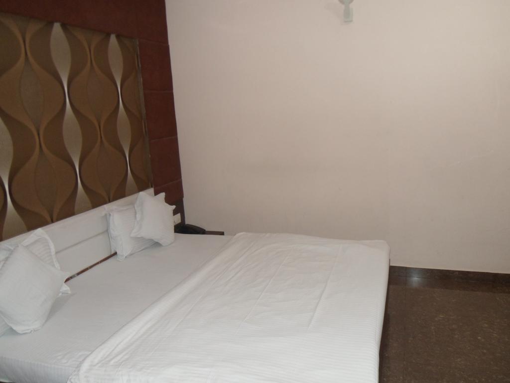 Hotel Silver Plaza Ahmedabad Room photo