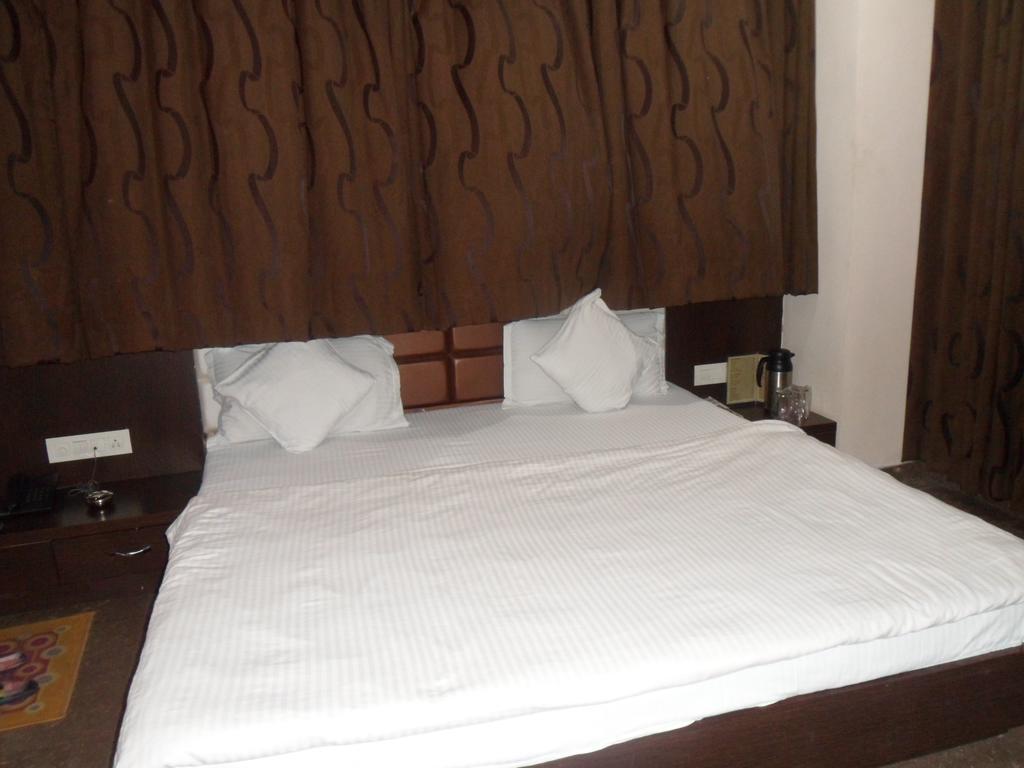 Hotel Silver Plaza Ahmedabad Room photo