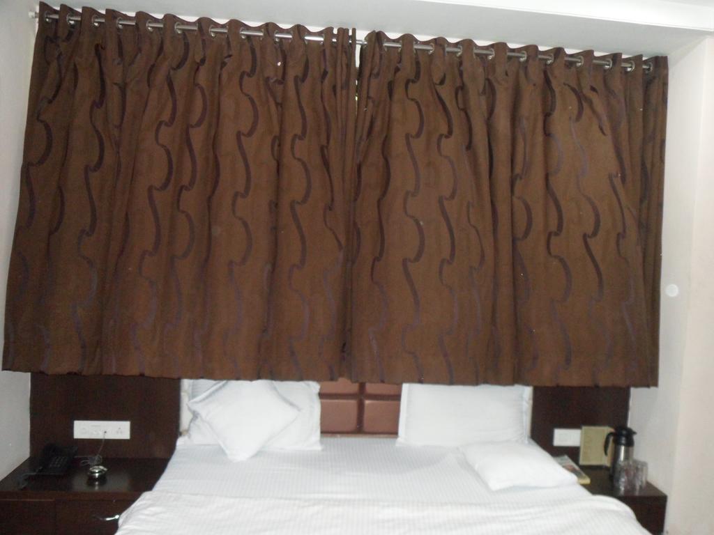 Hotel Silver Plaza Ahmedabad Room photo