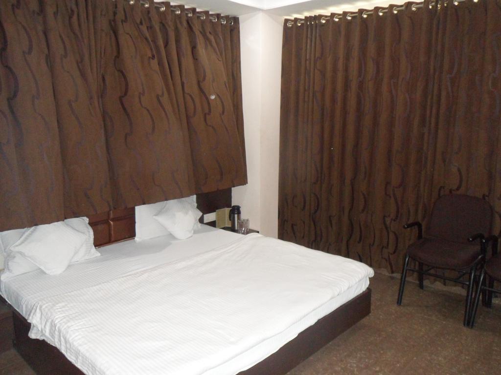 Hotel Silver Plaza Ahmedabad Room photo